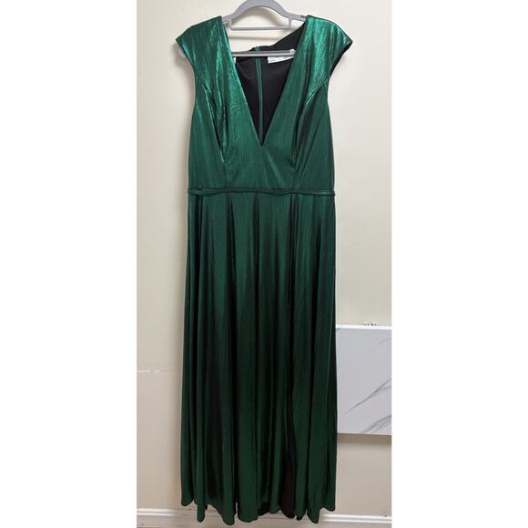Elegant Green Maxi Dress - Picture 4 of 9